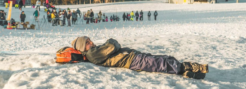 Bild på en kille som tar en powernap utomhus