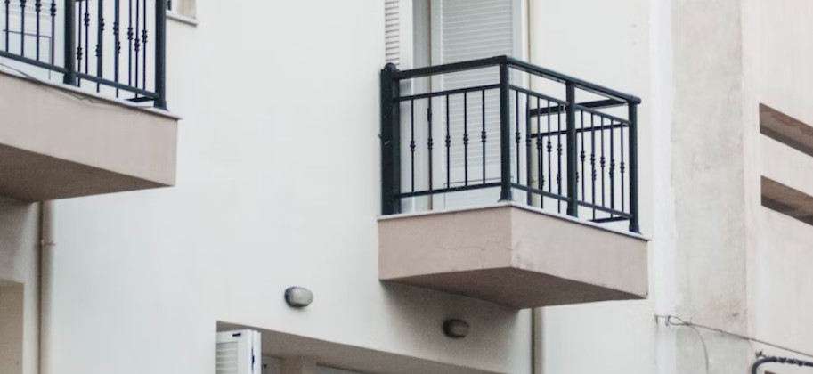 En bild på en balkong